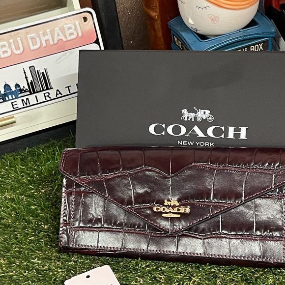 Crocodile-embossed leather - Picture 10 of 12